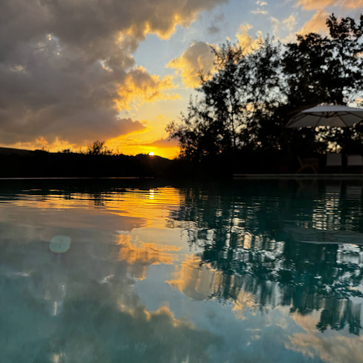 piscina al tramonto