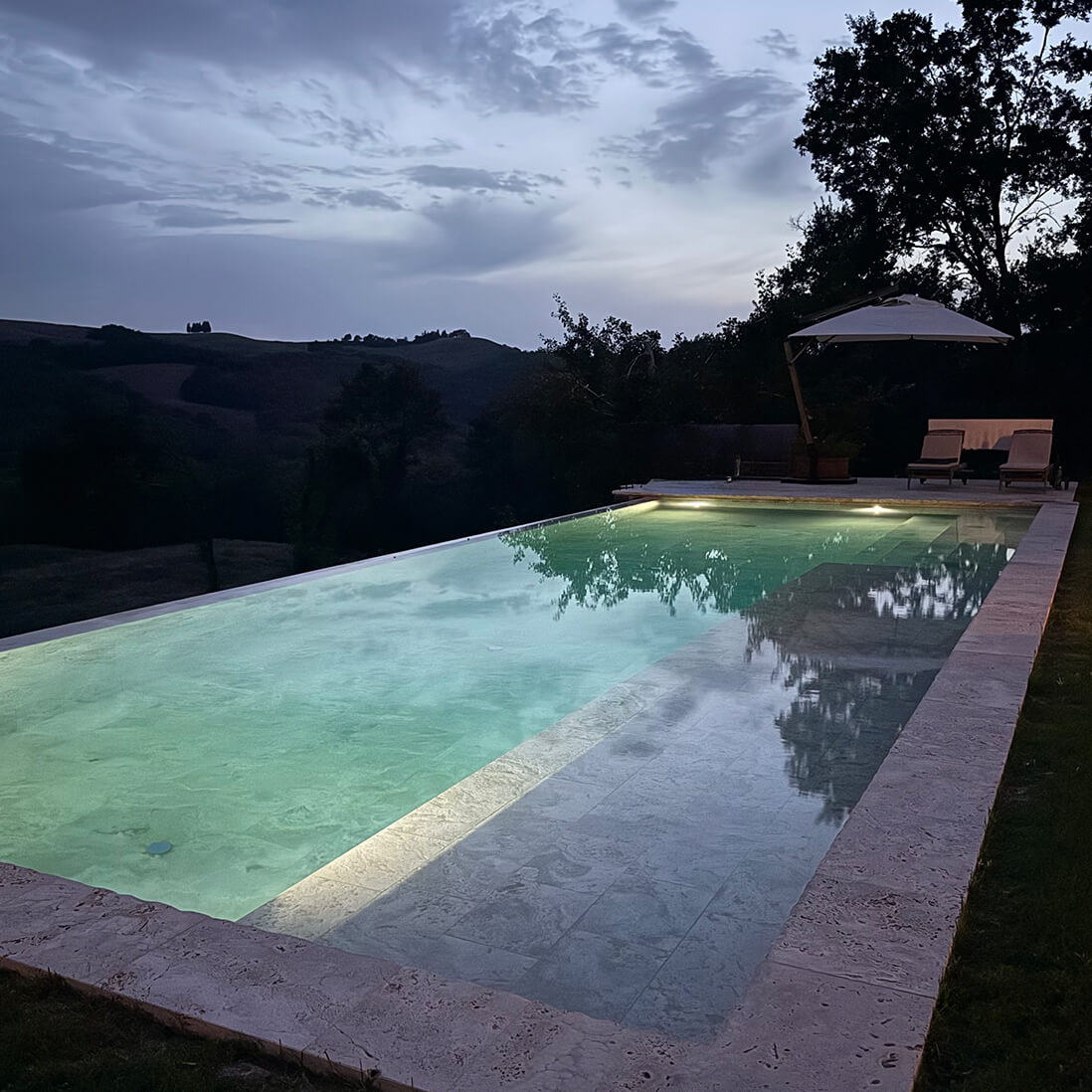 Piscina all'imbrunire